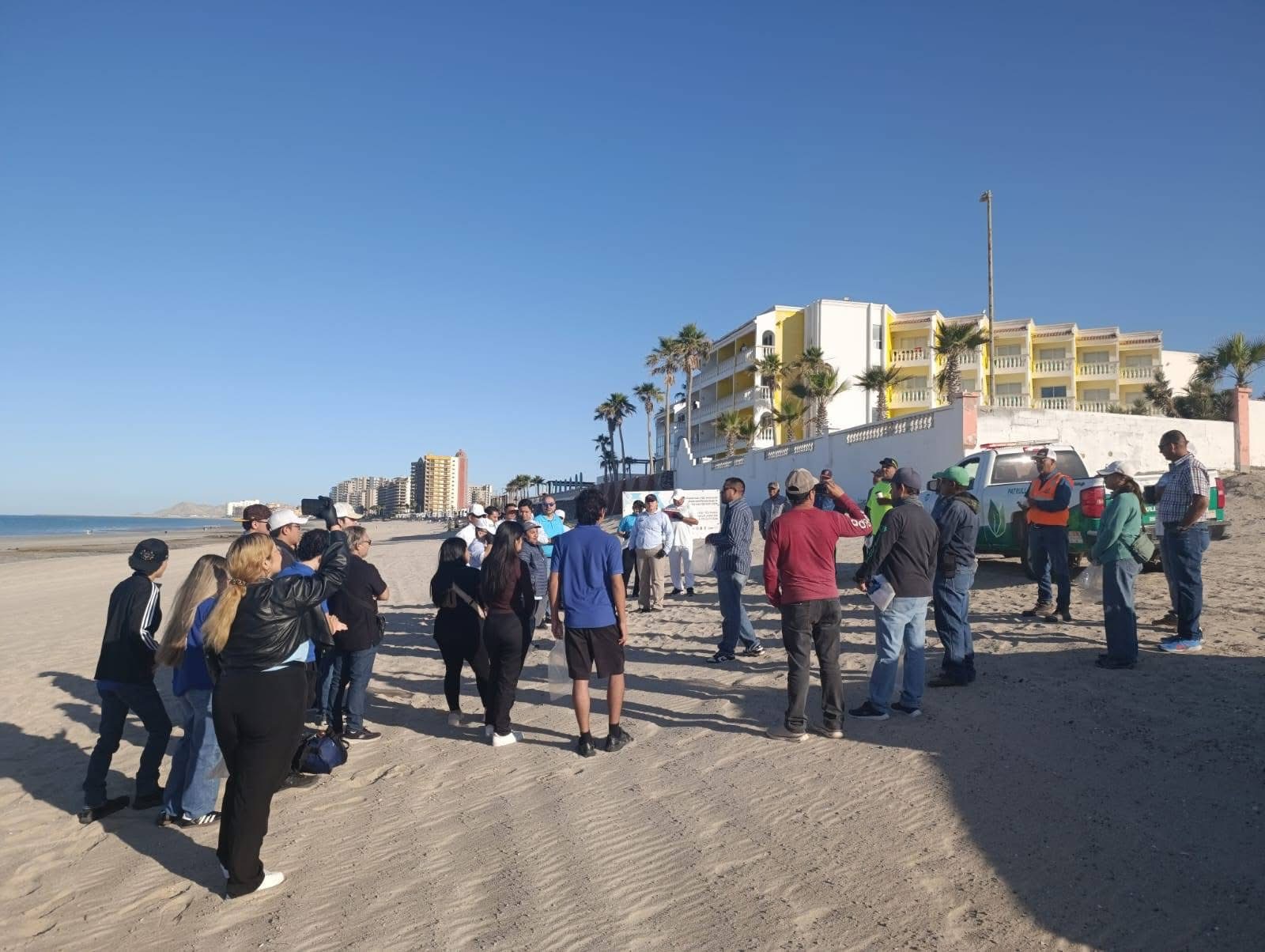 Unen esfuerzos Gobierno Municipal, Secretaría de Marina, instituciones educativas y empresas por la limpieza de Sandy Beach