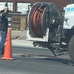 Vector de Oomapas realiza mantenimiento en Bulevar Benito Juarez.